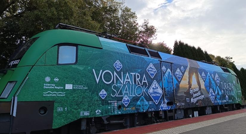 Elkészült a „KÉKTÚRA mozdony” és a „KÉKTÚRA motorvonat” – matricázott járműveket mutatott be a GYSEV Kőszegen