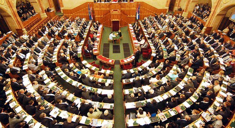 Botrány a Parlamentben: Ilyen videót a fideszesekről még biztos nem láttál