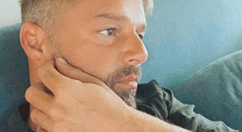 Ricky Martin dögös szőke akart lenni, helyette Mikulás-szakállat kapott