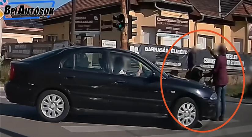 Babakocsis nőt gázolt el majdnem a figyelmetlen sofőr Csepelen