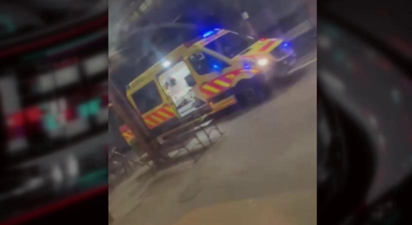 Videón, ahogy fejbe rúgja a mentős a hordágyon fekvő megbilincselt embert