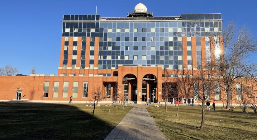 Az ELTE kancellári utasításra nem fizet tiszteletdíjat a 70 éven felüli doktori bírálóknak