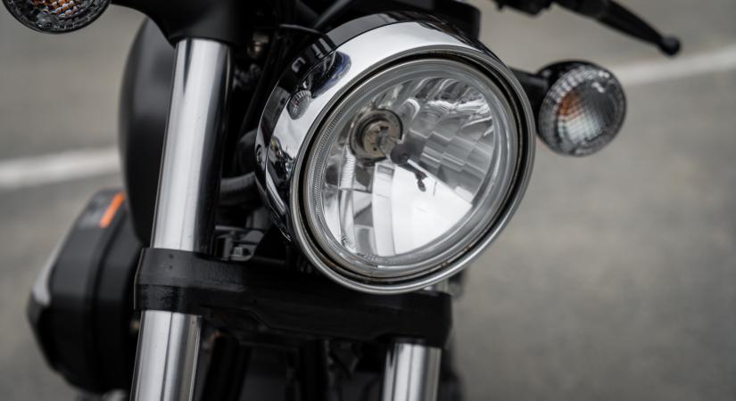 Teherautó és motor ütközött a 47-esen