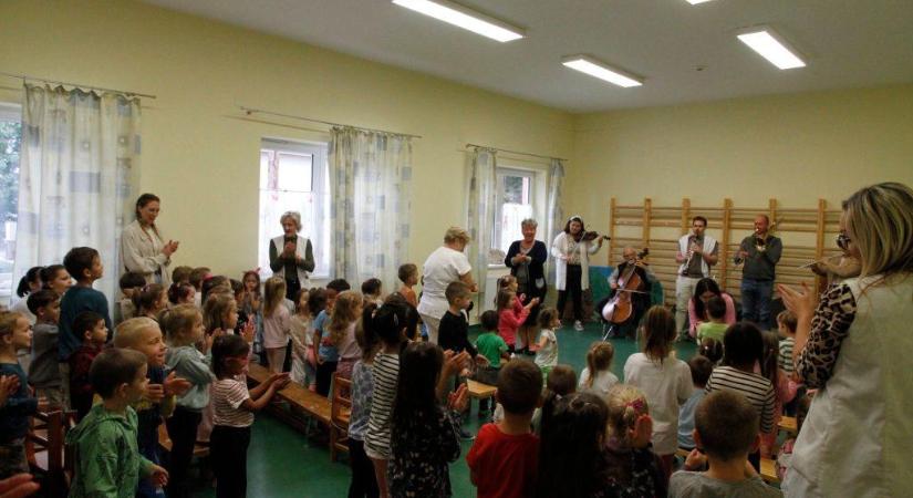 Vidám délelőtti programot tartottak a zeneiskola pedagógusai a Kerekerdő Óvodában