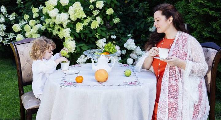 Így él ma egy Romanov hercegné: az orosz trónörökös felesége különleges kendő reklámarca lett