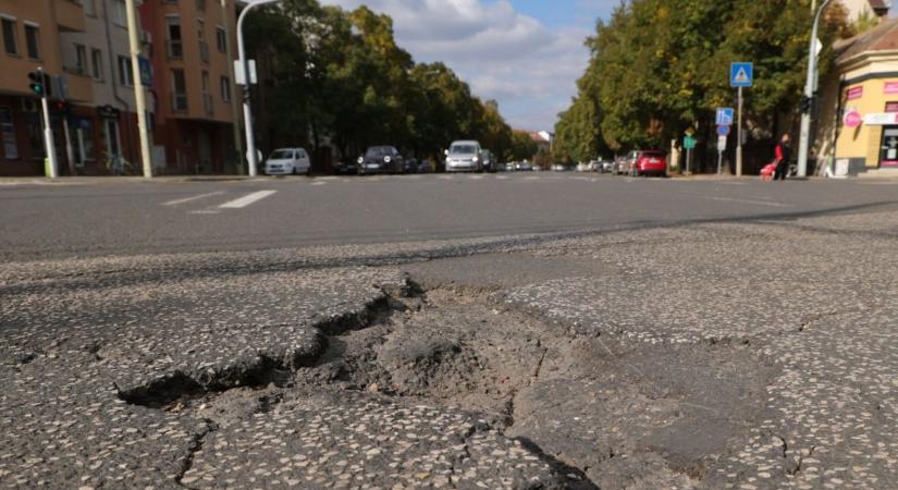 Veszélyes kátyú tátong a város egyik legforgalmasabb csomópontján
