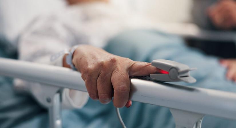 Kómából ébredve tudta meg a tanársegéd nő, hogy amputálni kellett az egyik lábát