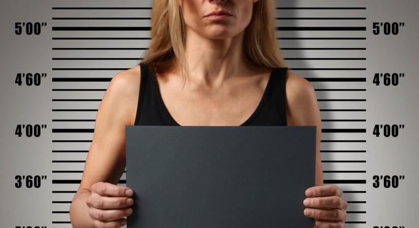 Vigyázat, fegyver lehet nála! Veszélyes nőt keres a rendőrség: közzétették a fotóját is
