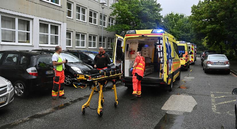 Tiszta erőből fejbe rúgta a mentős a hordágyon fekvő embert Hatvanban – videó