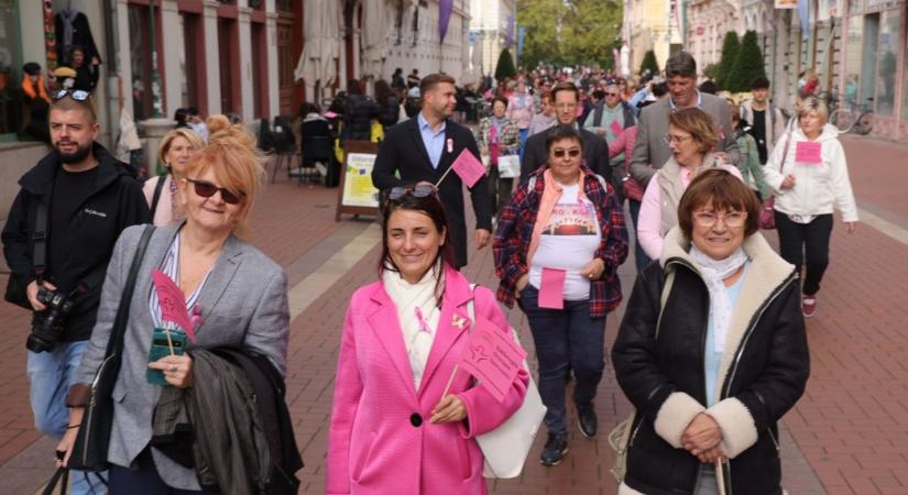 Nemcsak séta, hanem életmentő üzenet: a nőkért mozdultak meg Szegeden – galériával