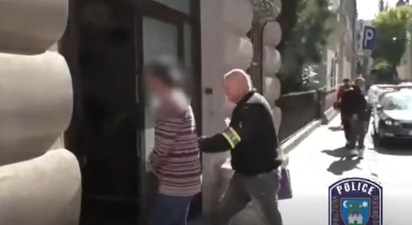 Szórakozásból autókat rongált egy férfi a Balatonnál, a polgárőrök kocsija sem úszta meg ( videó)