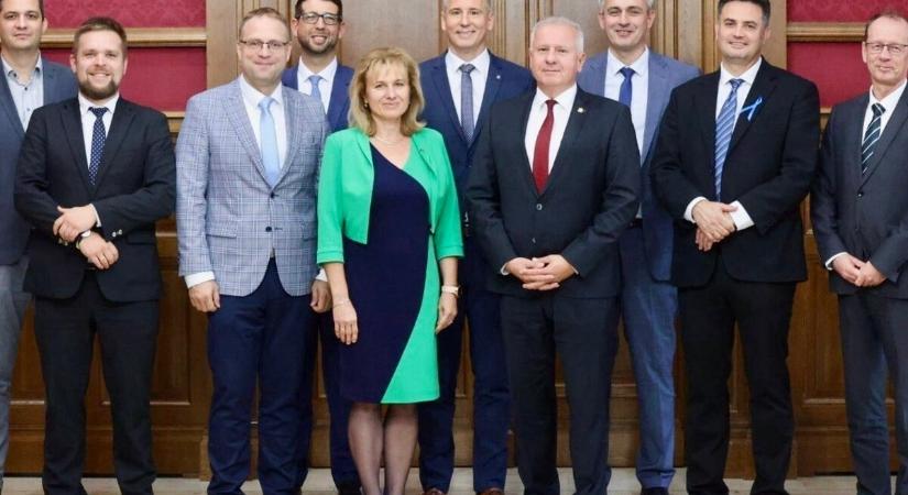 Együtt keresnek megoldást az önkormányzatok növekvő gondjaira a megyei jogú városok polgármesterei