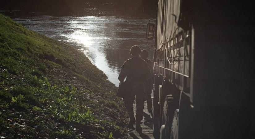 Az ország lélegzet-visszafojtva figyelte, ahogy a földvári katona beírta magát a hadtörténelembe a Tisza mélyén