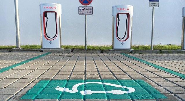 A Tesla új Supercharger állomást nyitott Magyarországon