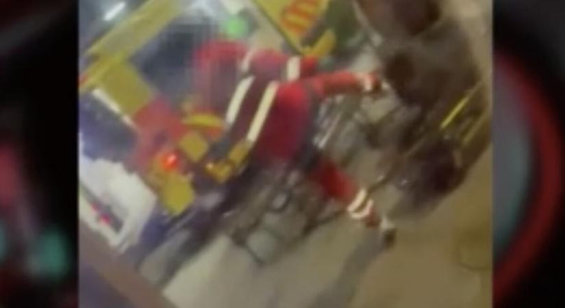 Rohadt állat: fejbe rúgta a mentős a hordágyon fekvő embert a hatvani vasútállomáson