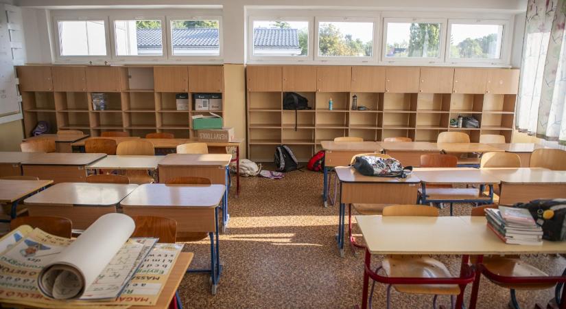 „Szomorúan látom, hogy a másodévet kezdett, három éve a gimnáziumból kikerült diákot teszik be tanítónéninek, akinek nulla tapasztalata van a gyerekekkel”