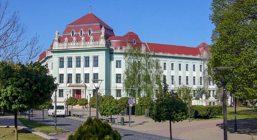 Nagy értékű bolti lopással gyanúsítanak egy magas rangú kormánytisztviselőt, aki beismerte a tettét