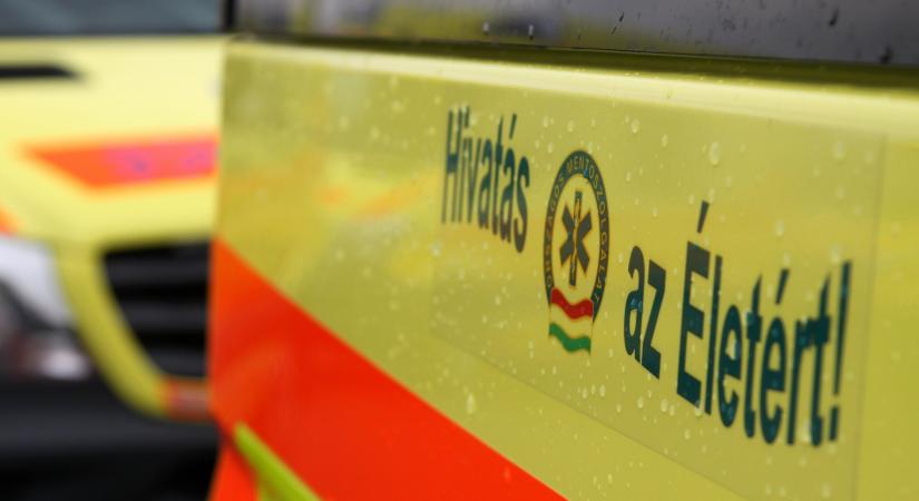Fejbe rúgta a betegét, nyomoznak a hatvani mentős után – videón a megdöbbentő támadás