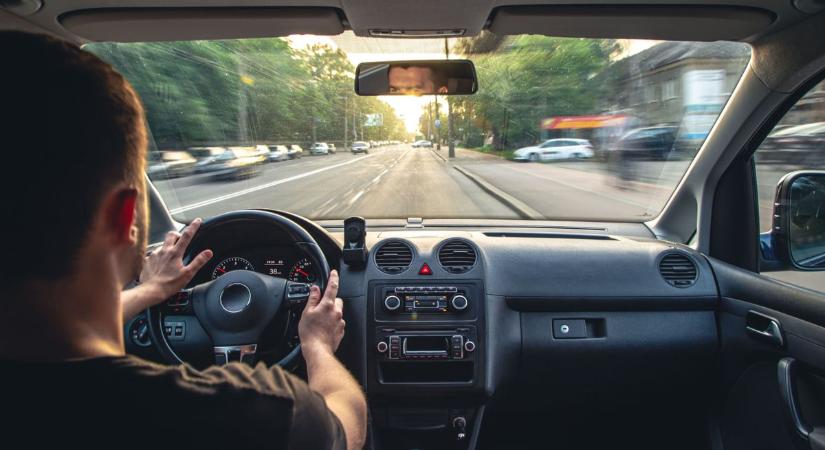 Szigor jön a fiatal sofőröknek, könnyítés az időseknek – így változik a jogosítvány