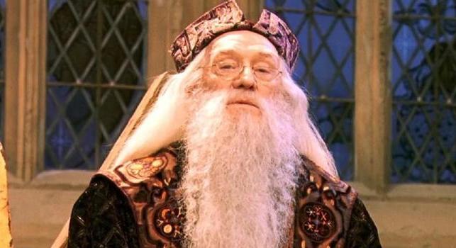 Ezt meg kell inni, az egészet meg kell inni! Lesifotókon az új Albus Dumbledore