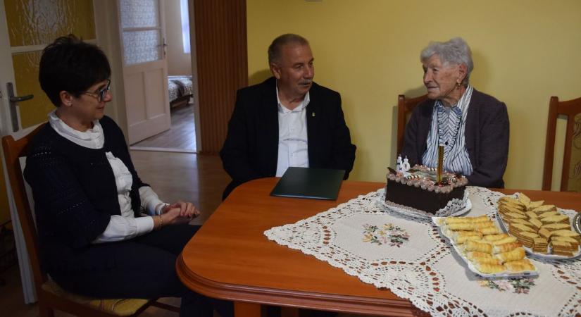 Kilenc és fél évtizeddel a háta mögött elárulta, mi a hosszú élet titka