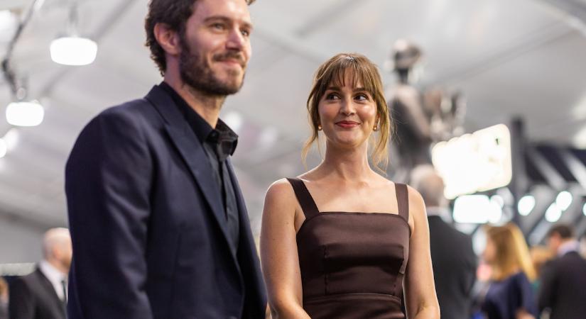 Adam Brody mellett felesége is feltűnik a Bármit csak ezt ne 2. évadában – Mit lehet tudni az álompárról?