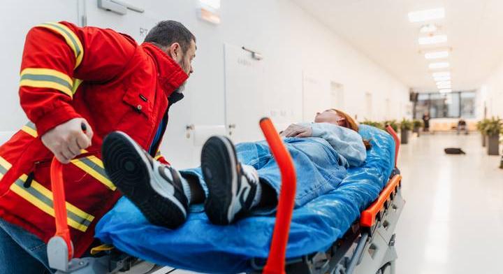 Hordágyon fekvő férfi rúgott fejbe egy mentős Hatvanban, azonnal elbocsátották