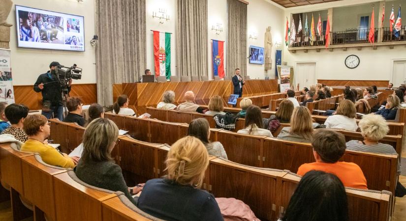 „Ne féljünk tőle, értsük meg!” – szakemberek az epilepsziáról és a tudatos segítségnyújtásról Székesfehérváron