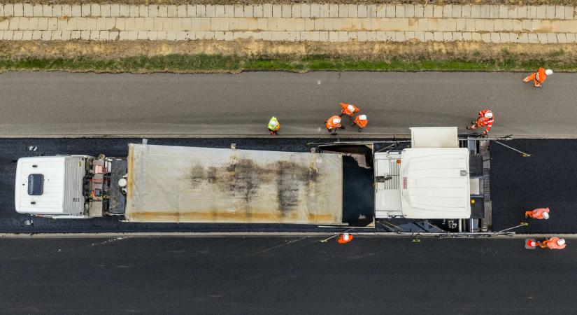 Környezetkímélő aszfaltozás az M60-ason