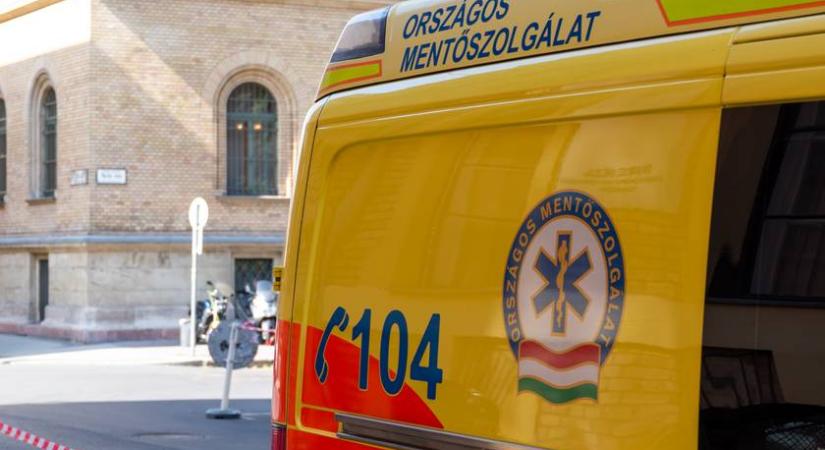 Fejbe rúgta a mentős a hordágyon fekvő férfit a hatvani vasútállomáson: döbbenetes felvétel készült az esetről