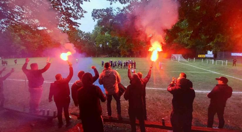 Görögtűz és dobok – így ünnepelték a győztes szomszédvári derbit (videó)
