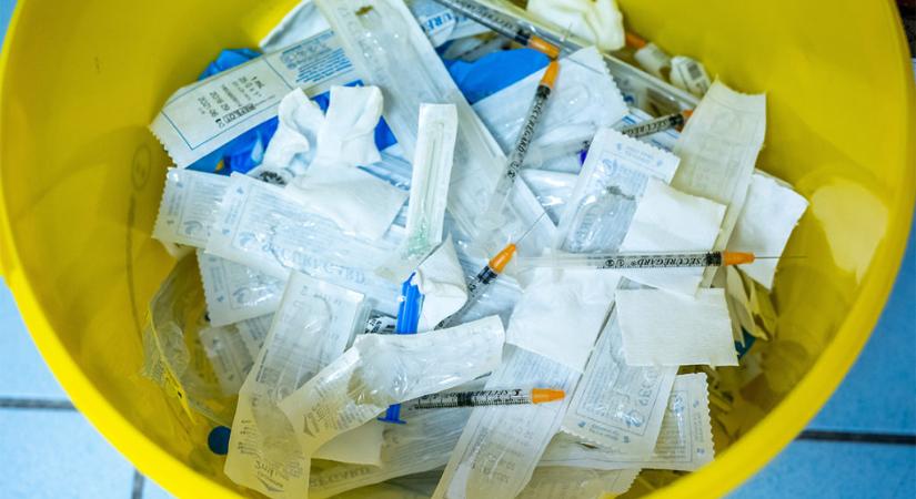 Svédországban rosszul tároltak egy csomó vakcinát, ezért le kellett állítani az oltási programot