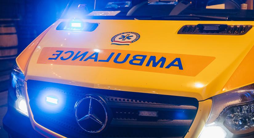 Videó: Brutálisan fejbe rúgta a beteget a mentős, eljárás indult ellene