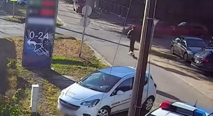 Autónak ütközött egy bódult, rolleres fiatal – videó