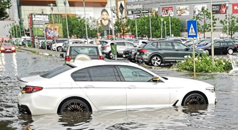 Így károsodhat az autód az elárasztott utakon – Autóipari mérnök tanácsai sofőröknek