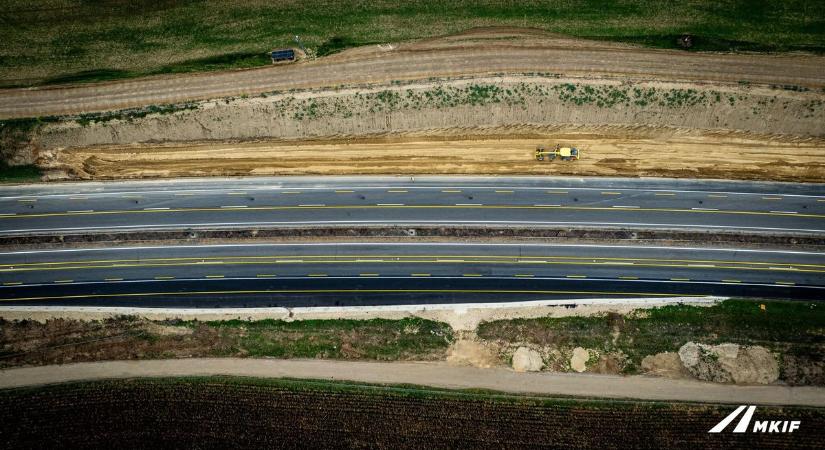 Látványos légi felvételeken az M1-es autópálya bővítése