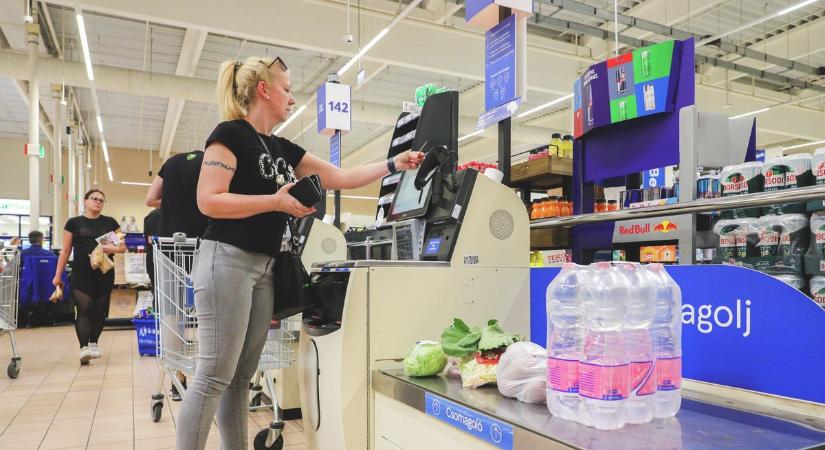 Szétveti az ideg a vásárlókat: órákig tart a sorban állás ebben a baranyai áruházban