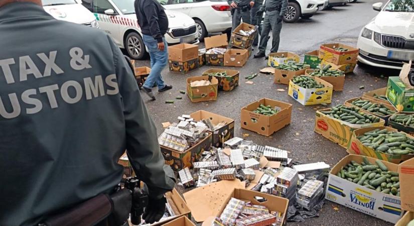 Ötezer doboz cigarettát rejtettek zöldségek alá egy román furgonban