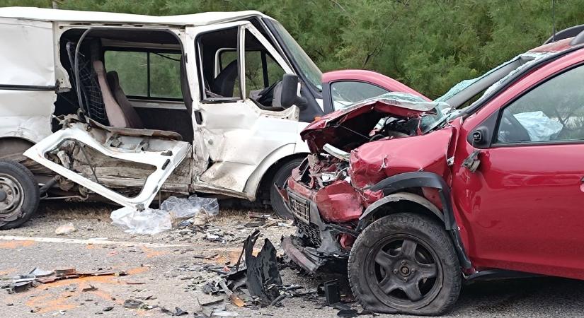 Hatan sérültek meg a súlyos karambolban, mentőhelikoptert is riasztottak a helyszínre – fotók