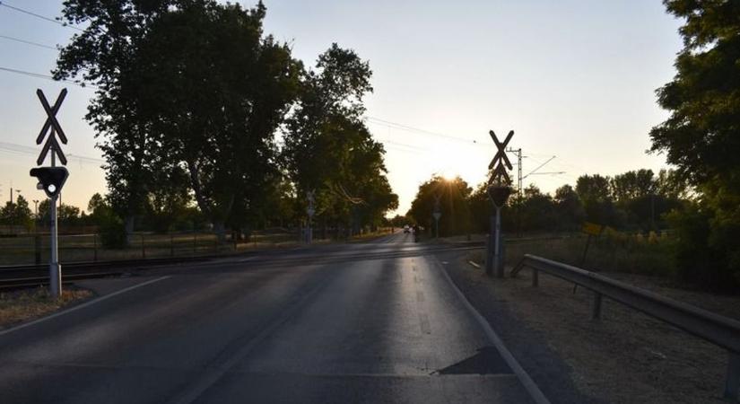 A piros jelzés és a lezárt sorompó sem állította meg a nőt, mások életét is veszélyeztette