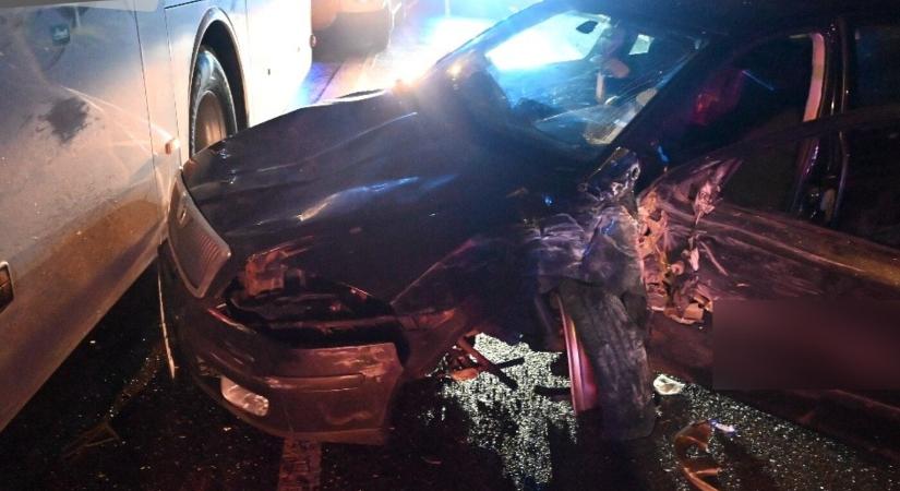 BALESET: Busszal ütközött egy Škoda, az autó sofőrje életveszélyesen megsérült