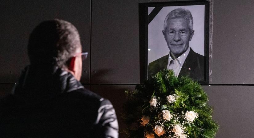 Együtt búcsúztak a legendás vezetőedzőtől