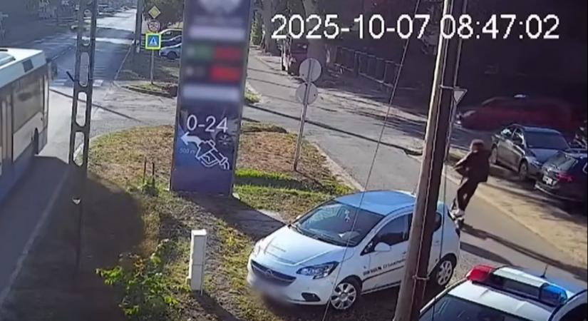 Szabályosan közlekedő autónak hajtott egy e-rollerező, az esetről videó is készült