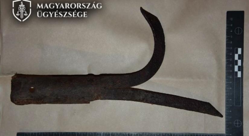 Bálahúzó horoggal verte fejbe a sértettet