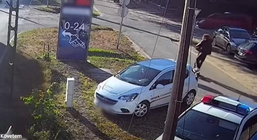 Pont a rendőr előtt talált telibe egy autót a szabálytalan rolleres – videó