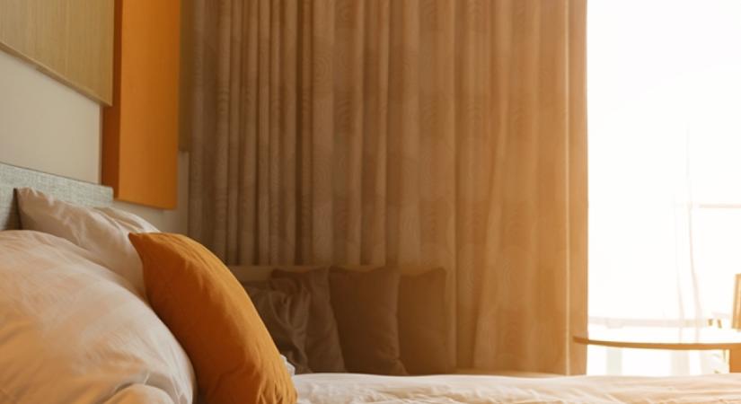 Pazar hotelszobává alakították ezt a nyilvános vécét, szemkápráztató lett a végeredmény - Videó