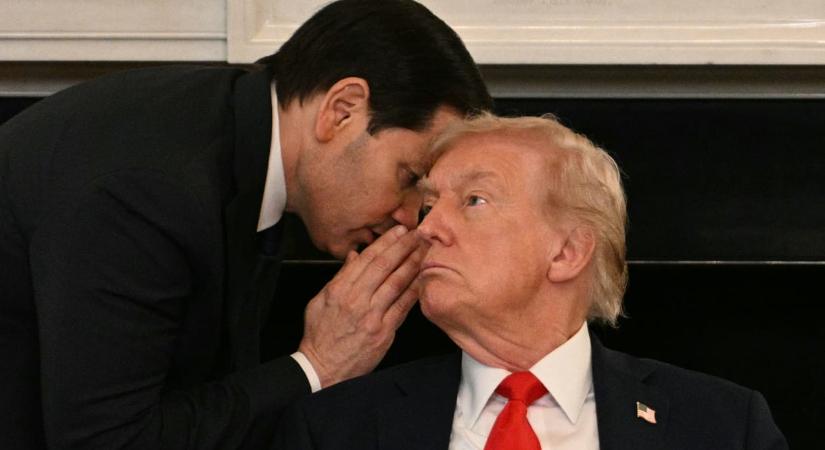 Videón, ahogy Trumpot értesítik az izraeli tűzszünetről