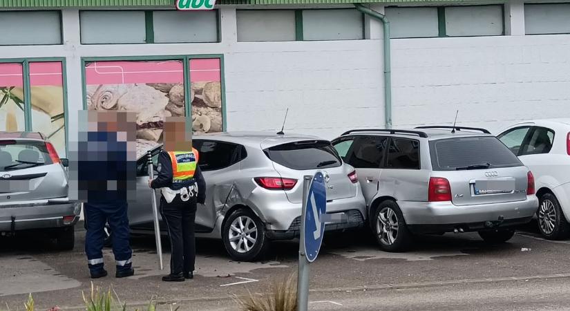 Átugratott a körforgalom melletti terelőszigeten, majd parkoló autók közé csapódott egy autó Szombathelyen - fotók