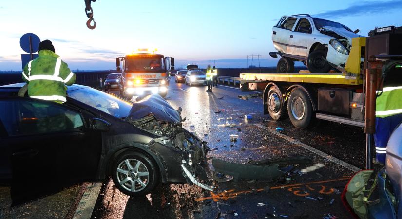 Négy személygépkocsinak ütközött, majd azokat egy kamionnak tolta a román teherautó