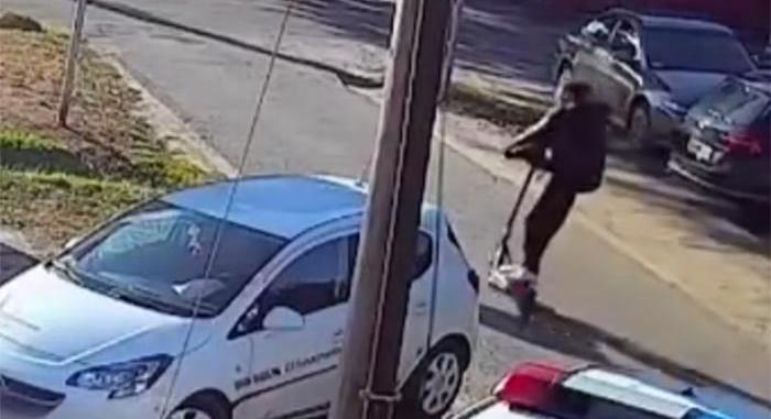 A rendőr orra előtt rollerezett neki egy autónak